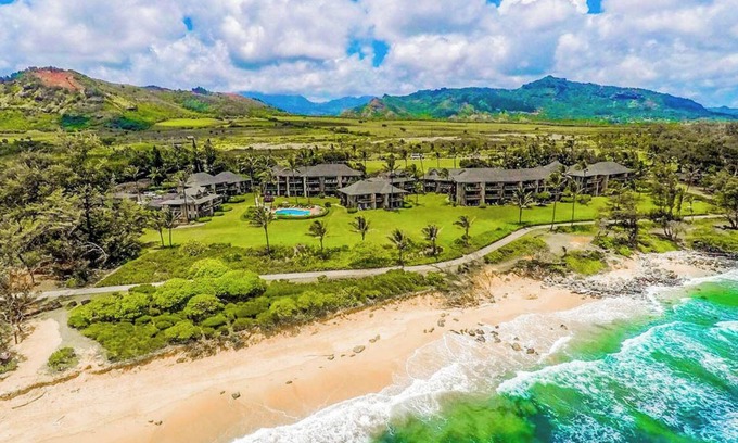 Lihue Condominio | Gorgeous 5 br for 12 in Kapaa - Beachfront!