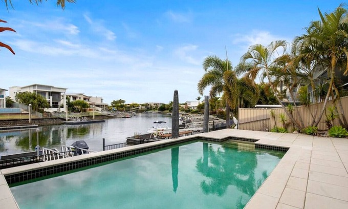 Helensvale Casa | Gorgeous 5brm Waterfront home