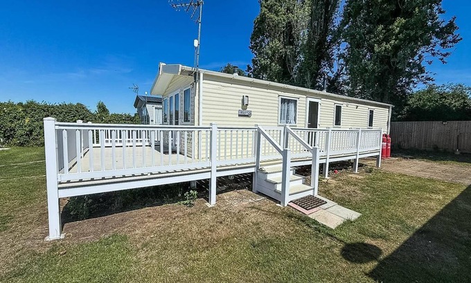 Harwich Casa | Gorgeous 6 berth caravan with decking area, Dovercourt Holiday Park ref 44510A