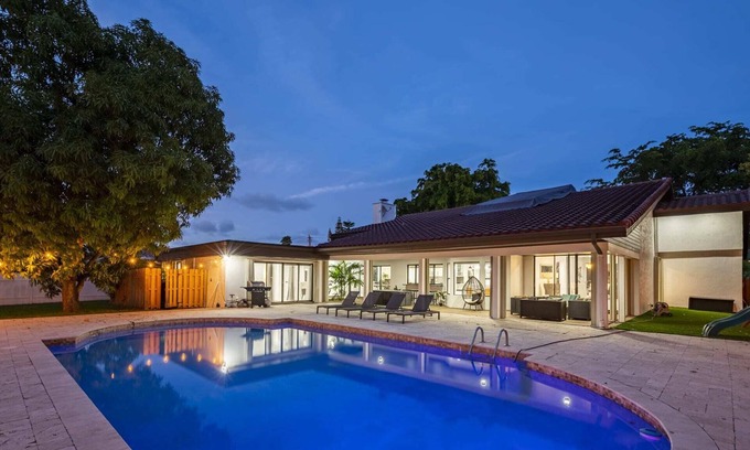 Hallandale Beach Villa | Gorgeous 6 BR Home /w Heated Pool & Golf View