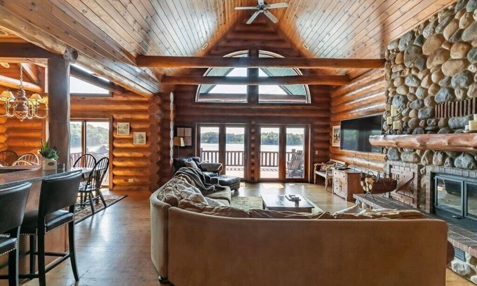 Wautoma Cabina | Gorgeous 7 bdrm loglodge fireplaces sauna hottub kayaks paddleboards boats