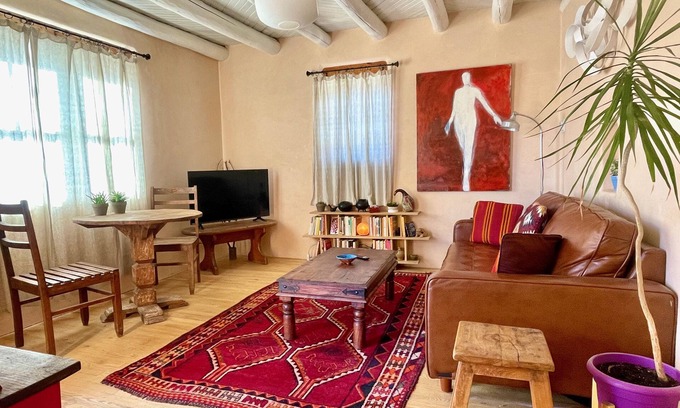 South Capitol Apartamento | Gorgeous Adobe in Desirable South Capitol
