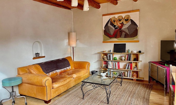 South Capitol Apartamento | Gorgeous adobe unit with yard