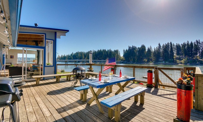Allyn-Grapeview Cabina | Gorgeous Allyn Getaway - No-Bank Waterfront!