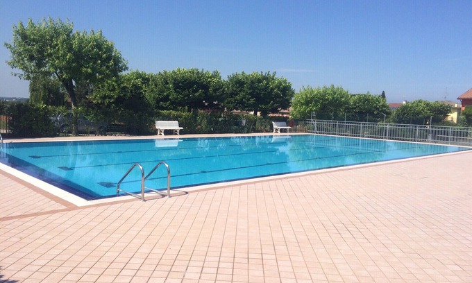 Pacengo Apartamento | Hermoso departamento super amoblado, jardín privado, piscina grande, tenis.