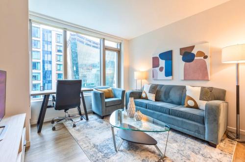 Seaport District Apartamento | Gorgeous Apt with Pool Views
