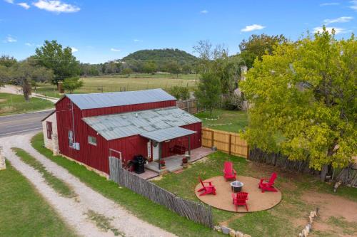 Fredericksburg Casa | Gorgeous Barn Cabin 10min from Main St!