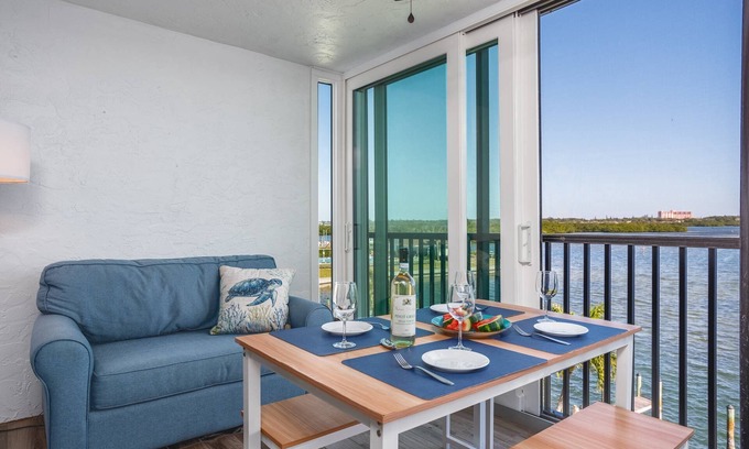 Siesta Key Condominio | Magníficas vistas de la bahía, renovado, a 5 minutos a pie de Turtle Beach, Piscina climatizada en la bahía, Tenis, WiFi / Cable