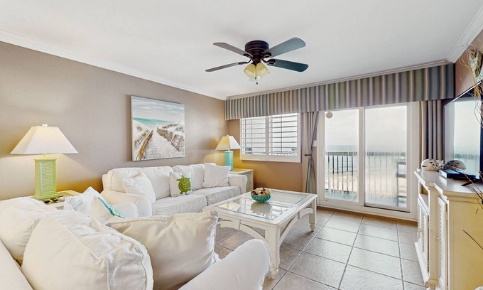 Sunnyside Condominio | Gorgeous beachfront condo, shared pool and beach access