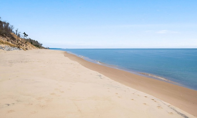 Bluffton Casa | Gorgeous Beach! Lakefront + Wooden Deck