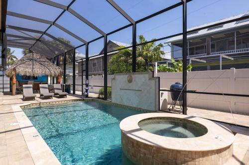 Mid Island Apartamento | Gorgeous Beach Residence with Pool and Spa