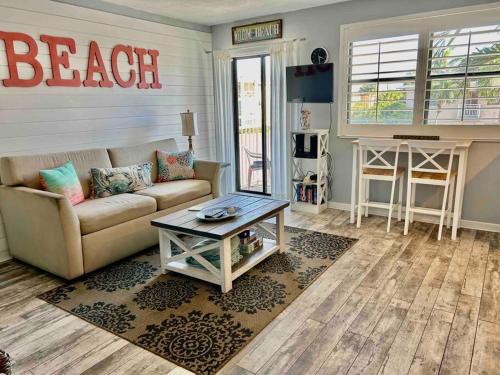 St. Pete Beach Apartamento | Gorgeous Beach view balcony with heated pool
