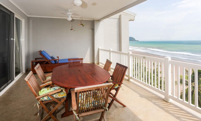 Barrio Los Villalobos Apartamento | Precioso condominio frente a la playa con acceso a la piscina compartida y vistas increíbles del océano!