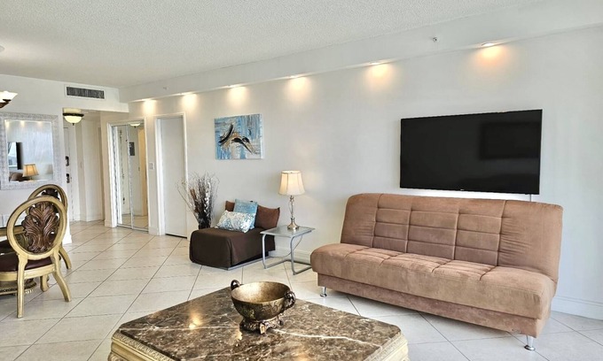 La Gorce Condominio | Gorgeous Beachfront Pavilion Condominium 4pax with Pool, GYM, Free Valet Parking