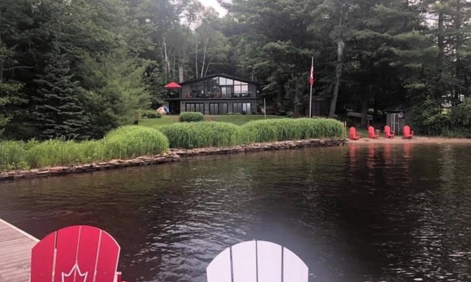 Algonquin Highlands Casa | Gorgeous Brand Waterfront Cottage on Kushog Lake