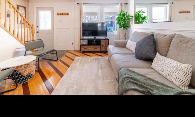 Oakwood Village Casa | Gorgeous & Bright Uptown Home w Parking