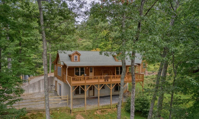 Lynn Cabina | Gorgeous Cabin - Mountain Views - Outdoor firepit