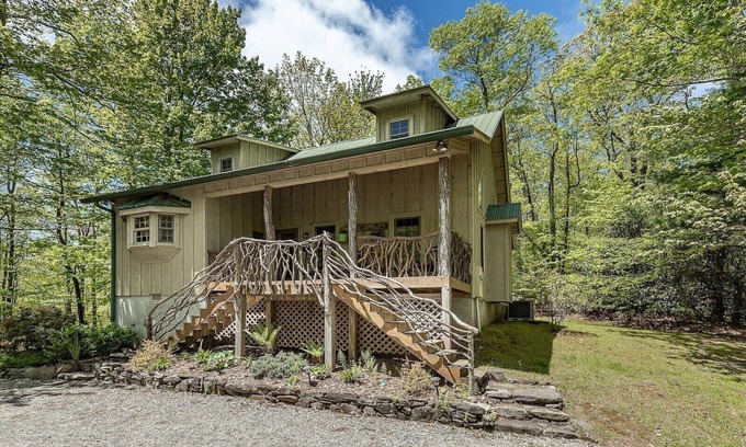 Lake Toxaway Cabina | Gorgeous Cabin with Hot Tub and Pickleball - Minutes to Hiking + Waterfalls