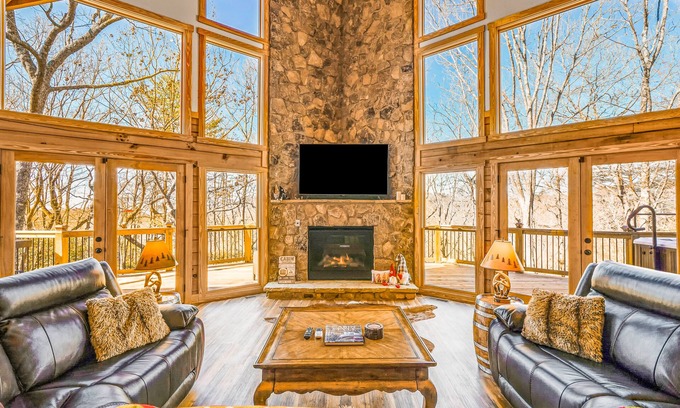 Dahlonega Cabina | Gorgeous cabin with indoor & outdoor fireplaces, huge deck, & hot tub