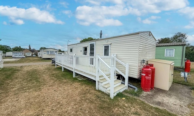 Hopton Casa | Gorgeous caravan with decking in Breydon Water Holiday Park, ref 10081B