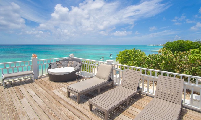 Cockburn Town Casa | ¡Preciosa casa caribeña de 5 dormitorios recientemente renovada en la playa!