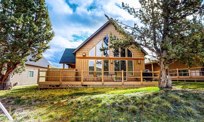 Redmond Chalet De Esquí | Gorgeous chalet w/private deck, fireplace, 3 pools, and gym