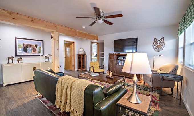 Haines Condominio | Gorgeous Chilkat Tower #1, 2BR Condo, downtown