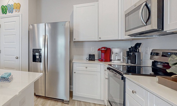 Gulf Breeze Casa | Gorgeous coastal townhome with plenty of space and outdoor space