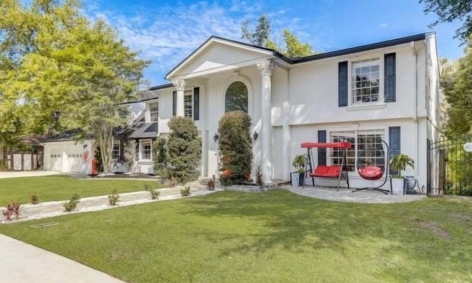 Jacksonville Casa | Gorgeous Colonial House on the Water w/ Pool & Jacuzzi