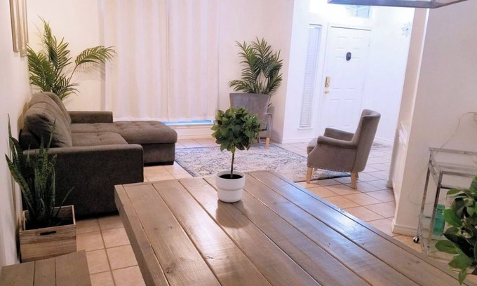 Wellborn Condominio | Gorgeous condo, 2 miles to Kyle Field. Free UT vs A&M 2 tickets 2024 game.