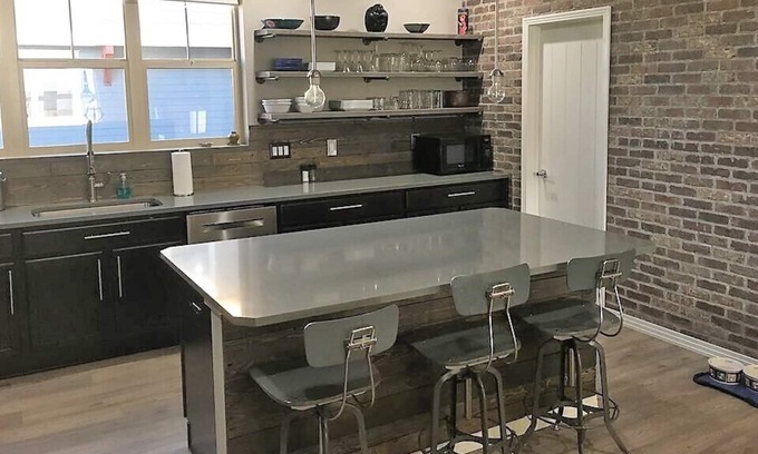 Louisville Casa | ¡Magnífico, contemporáneo, plano de planta abierto para su familia y cachorro!
