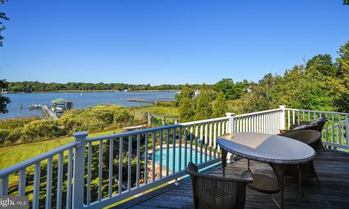 Arundel on the Bay Casa | Gorgeous contemporary waterfront in historic community