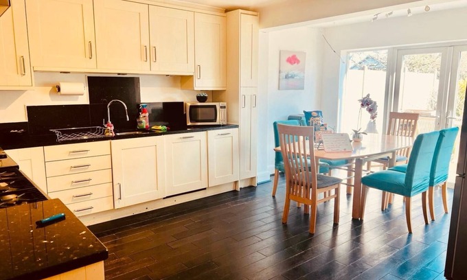 Ashford Casa | Gorgeous Cosy home 2 Miles from Heathrow Airport