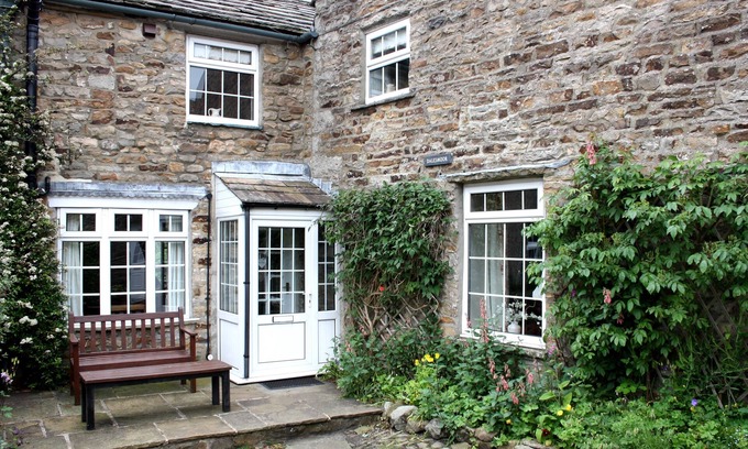 Reeth Casa | Gorgeous Cottage w/ Central Heating, Free WiFi & a stones throw to the Village Green & Pubs