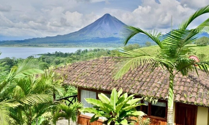 El Fósforo Casa | Gorgeous Cottage with Pool & Jacuzzi access & Spectacular Volcano & Lake views.