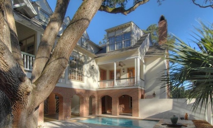 East Beach Casa | ¡Maravilloso! 7 BR Custom E. Casa de playa, 3 minutos a la playa, piscina / terraza, gran porche, elev