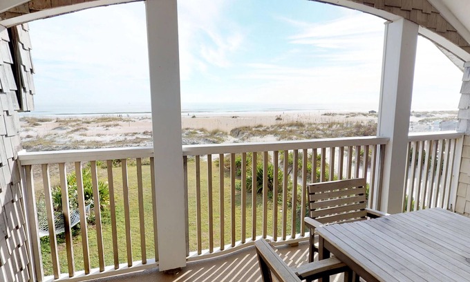 St. Augustine Beach Casa | Casa frente al mar con mesa de billar, parte superior de la línea renovada, como Pottery Barn