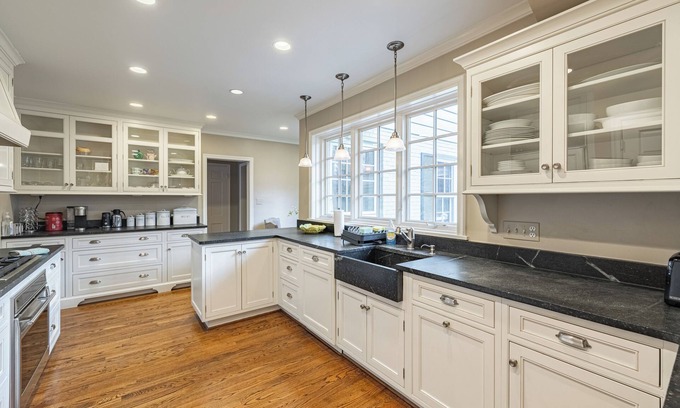 Bethesda Casa | Gorgeous Entire House 7-Bedrooms 8-Beds in Bethesda, MD