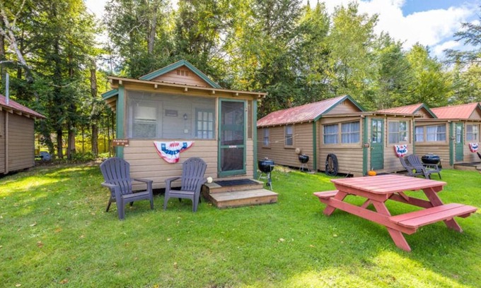 Inlet Cabaña | Gorgeous Escape, Steps Away from Fourth Lake at Stiefvater's Lakeside Cottages
