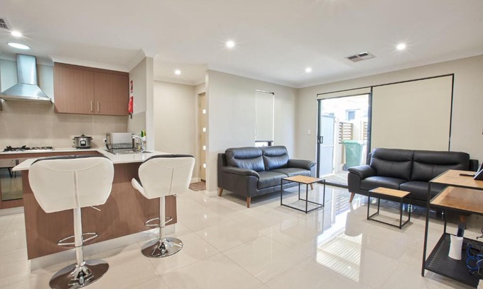 Westminster Casa | Gorgeous Family House near Shops