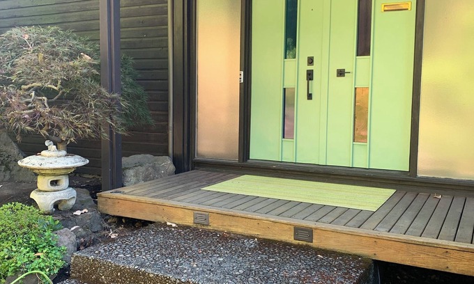 Leschi Casa | Gorgeous Family Lake View House with Gourmet Kitchen and Spa Bath with Sauna