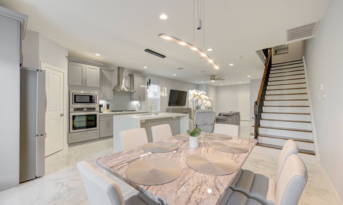 Spring Branch Casa | Gorgeous Family-sized Townhouse close to downtown!