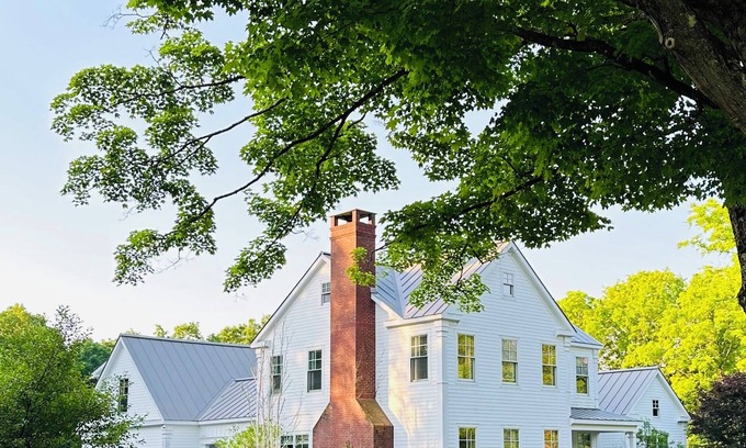 Saratoga Springs Casa | Gorgeous farmhouse minutes from racetrack. Pet Friendly!