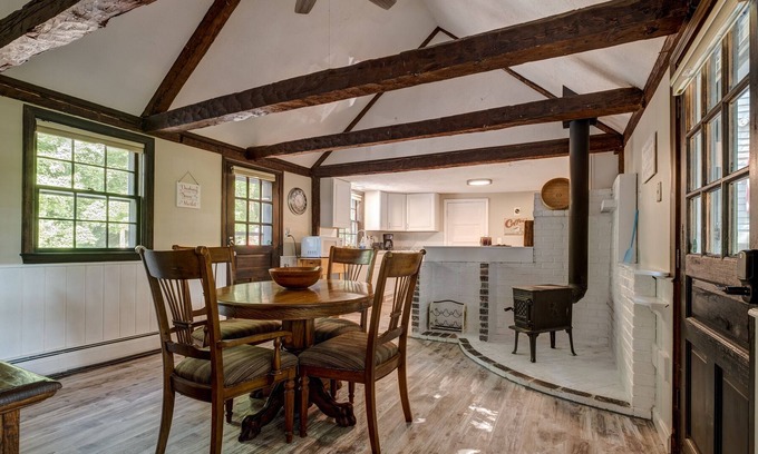Effingham Otro | Gorgeous Farmhouse on the River