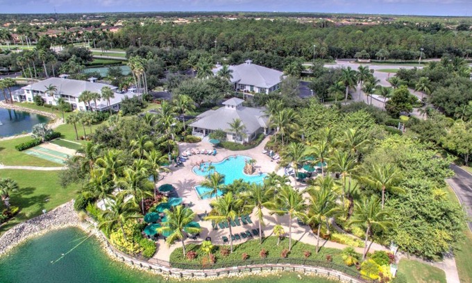 Naples Casa | **Gorgeous First Floor Villa in Greenlinks of Lely -Relax by the Pool, Golf at 2 Courses or Enjoy Happy Hour Next Door!**
