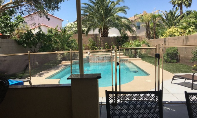 Nevada Trails Casa | Precioso cuatro dormitorios con piscina y spa en gran patio privado