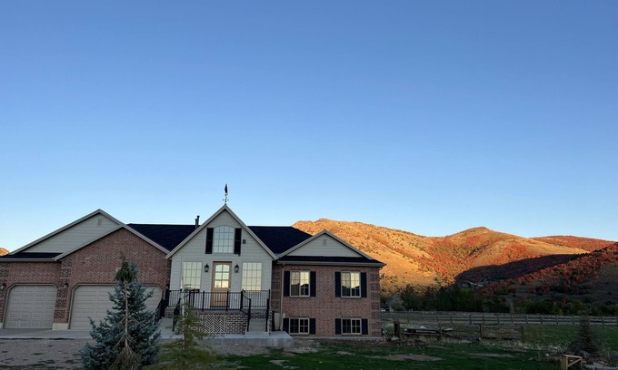 Huntsville Otro | Gorgeous French Farmhouse/Ranchette/Ski Chalet in Idyllic Huntsville/Eden Valley