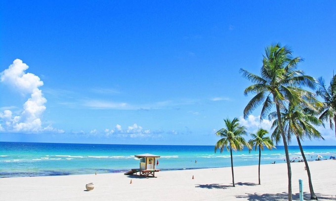 Hallandale Beach Apartamento | Gorgeous Gem, Walk From the Ocean!!