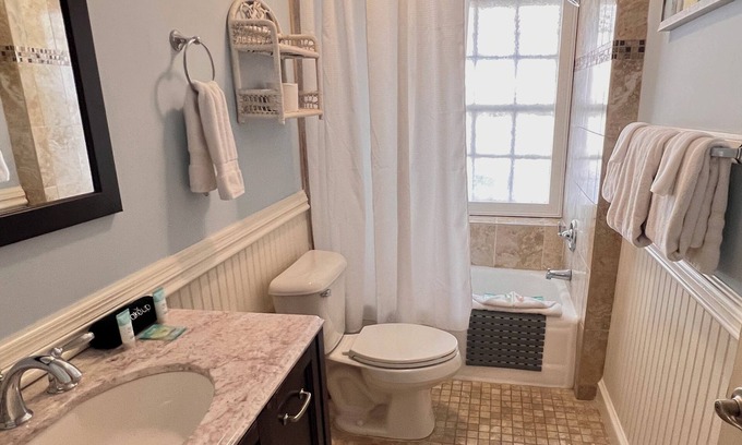 Old West Broad Neighborhood Apartamento | Gorgeous Ground Level Getaway - Historic District Savannah near Forsyth Park