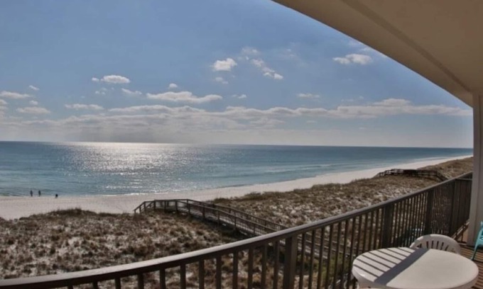 Navarre Beach Condominio | Gorgeous Gulf Front Beach Oasis - Emerald Surf #302
